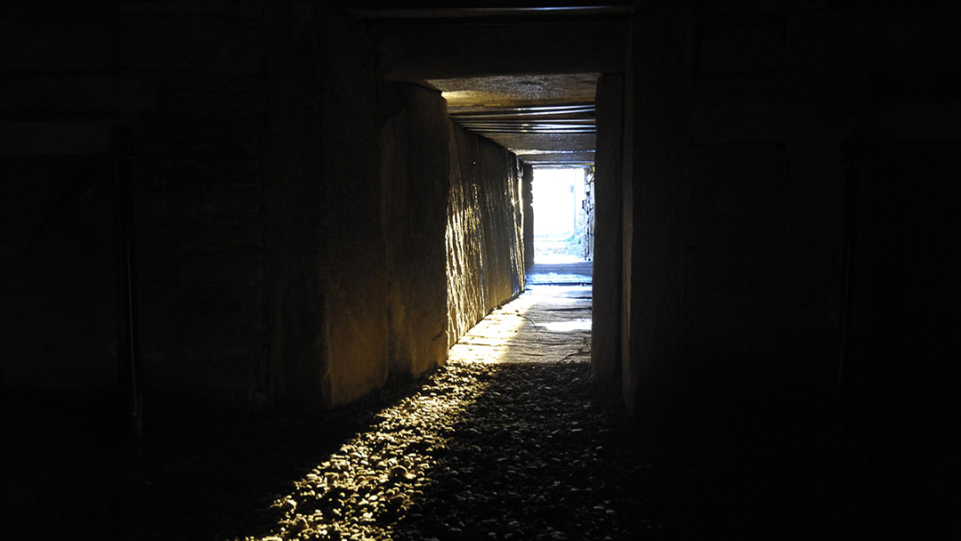 The sun aligns with the entryway at Maeshowe during midwinter
